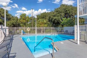 a swimming pool with aicrobialicrobialicrobialicrobialicrobial at Quality Inn & Suites St Augustine Beach Area in Saint Augustine Beach