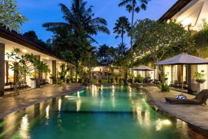 una piscina in un resort di notte di Ubud Raya Boutique Hotel ad Ubud
