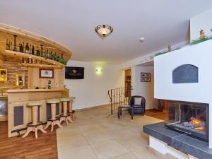 Televízia a/alebo spoločenská miestnosť v ubytovaní Alp Resort Tiroler Adler
