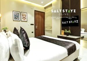 Postel nebo postele na pokoji v ubytování Saltstayz Select - Pitampura