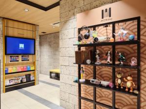 Die Lobby eines Spielzeugladens mit Regalen voller Spielzeug in der Unterkunft MONday Apart Premium AKIHABARA in Tokio