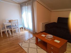 a living room with a couch and a table at Apartamento Casa Blan in Arenas de San Pedro
