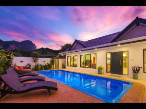 Bazén v ubytování Oasis 4BR Private Pool Villa in central Ao Nang nebo v jeho okolí