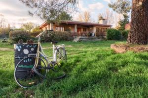 San Andrés del RabanedoArroyo del Valle的停在房子前面的草地上的自行车