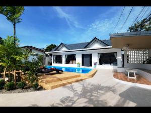 Bazén v ubytování Oasis 4BR Private Pool Villa in central Ao Nang nebo v jeho okolí