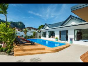 Bazén v ubytování Oasis 4BR Private Pool Villa in central Ao Nang nebo v jeho okolí