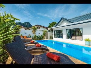 Bazén v ubytování Oasis 4BR Private Pool Villa in central Ao Nang nebo v jeho okolí