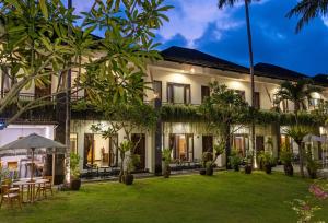 vista esterna di una villa con giardino di Ubud Raya Boutique Hotel ad Ubud