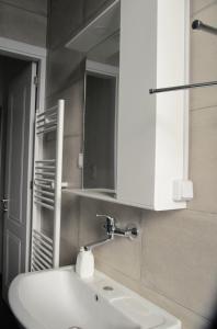 トビリシにあるGuest Home in the Heart of old Tbilisi centerの白い洗面台と鏡のあるバスルーム