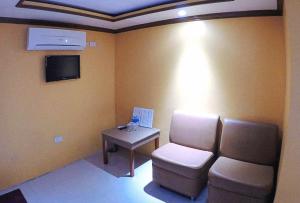 TV a/nebo společenská místnost v ubytování RedDoorz Plus @ Taj Hotel Tuguegarao