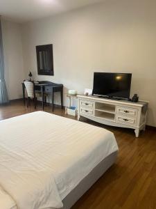 TV a/nebo společenská místnost v ubytování Mansion28 Dharmawangsa Serviced Apartment