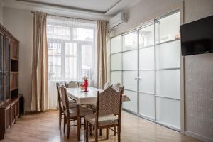 トビリシにあるGuest Home in the Heart of old Tbilisi centerのテーブルと椅子のあるダイニングルーム