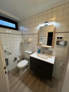 Koupelna v ubytování Hotel Rosmarin + 37 fotografií