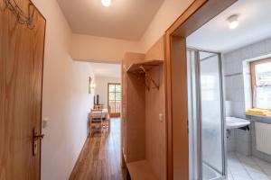 バイエリッシュ・アイゼンシュタインにあるApartman Arberblick 20のバスルーム(洗面台、鏡付)へと続く廊下