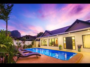 Bazén v ubytování Oasis 4BR Private Pool Villa in central Ao Nang nebo v jeho okolí