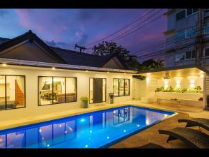 Bazén v ubytování Oasis 4BR Private Pool Villa in central Ao Nang nebo v jeho okolí