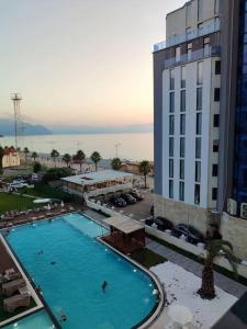 Bazén v ubytování Green Side Apart Hotel gonio adjara georgia nebo v jeho okolí