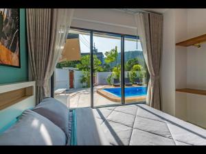 Bazén v ubytování Oasis 4BR Private Pool Villa in central Ao Nang nebo v jeho okolí
