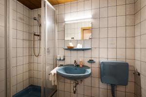 un bagno con lavandino e doccia di Gästehaus Kopp a Stumm