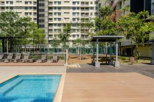八打灵再也Studio Unit At Residensi Suasana的一座位于城市中心的游泳池,