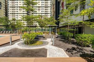 Studio Unit At Residensi Suasana外面的花园