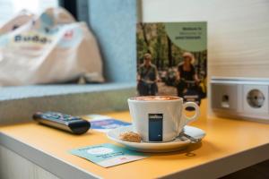 Příslušenství pro přípravu čaje a kávy v ubytování MEININGER Hotel Amsterdam City West