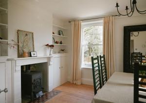 North CerneyにあるTrinity Farmhouse - Stunning House & Gardens!のリビングルーム(暖炉、窓付)