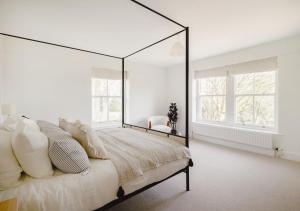 North CerneyにあるTrinity Farmhouse - Stunning House & Gardens!のベッドルーム(大きな鏡付)