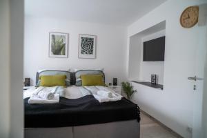 Ένα ή περισσότερα κρεβάτια σε δωμάτιο στο FarawayHomes Studio St Wolfgang #2