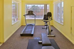 Fitness centrum a/nebo fitness zařízení v ubytování Fremont Inn