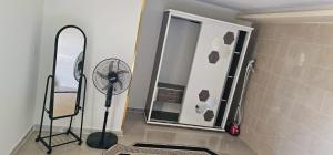 een badkamer met een spiegel en een ventilator bij ستوديو مستقل داخل فيلا in Amman