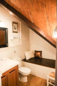 Koupelna v ubytování Precioso Ático dúplex en Canfranc, Casa Marco