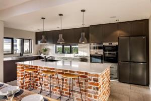 una cucina con un'isola di mattoni al centro di Sunnysprings a Dunsborough