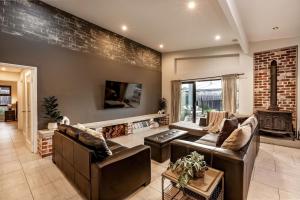 un soggiorno con due divani e un camino di Sunnysprings a Dunsborough