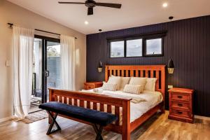 una camera con letto in legno e ventilatore a soffitto di Sunnysprings Plus Studio a Dunsborough Altre 32 foto