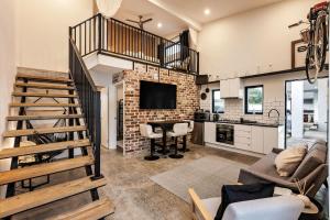 un soggiorno con scala e un tavolo di Sunnysprings Plus Studio a Dunsborough