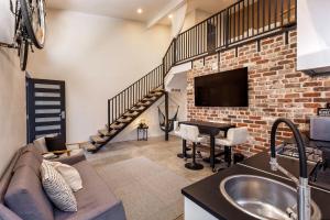 una cucina e un soggiorno con un muro di mattoni di Sunnysprings Plus Studio a Dunsborough