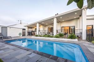 una piscina davanti a una casa di Sunnysprings Plus Studio a Dunsborough