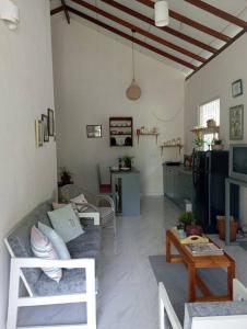 un soggiorno con un divano e un tavolo di Tiny Art House with Garden a Godagama
