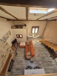 widok z góry na salon z kanapą w obiekcie Casa Rural Rincón w mieście El Cabaco +37 zdjęć