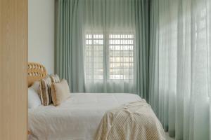 Letto o letti in una camera di Tamarin Sunset Beach II