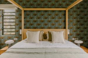 una camera da letto con un letto grande con una parete verde di Tamarin Sunset Beach II a Tamarin Altre 37 foto