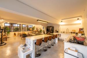 een grote keuken met een aanrecht en een woonkamer bij Rwanda Naziza - Private Villa in the Old Town City - PRIME LOCATION I Daily Housekeeping in Chiang Mai