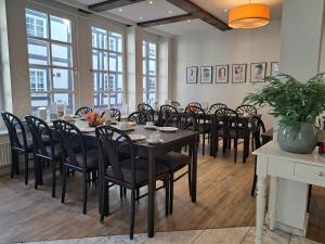 a large dining room with a table and chairs at Historik Hotel Garni Christinenhof in Hameln