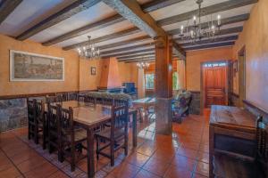 Un comedor con mesa y sillas de madera. en Casa Villa Gomez, en Santa María del Campo
