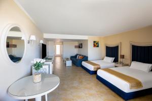 Beau Site Belle Vue Hotel tesisinde bir odada yatak veya yataklar
