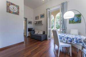 a living room with a table and a couch at Beatrice House, Bogliasco, Sea Access, Ac in Bogliasco