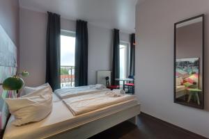 Cama o camas de una habitación en MEININGER Hotel Berlin Alexanderplatz