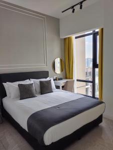 クアラルンプールにあるBukit Bintang Axon Residences 3R2B 3Queens Bedsのベッドルーム1室(大きなベッド1台、大きな窓付) +37枚の写真