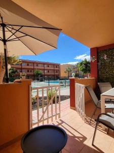 Un patio con una sombrilla y una mesa y sillas. en Bella, en Parque Holandes 56 fotos más